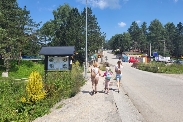 Korov i raskopani trotoari na Divčibarama (foto: Kolubarske.rs)