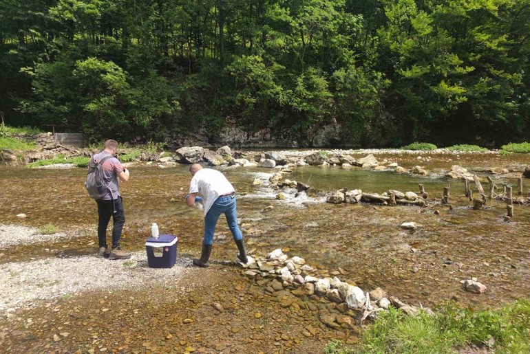 Uzorkovanje vode u Ćelijama (foto: Saveta za čist vazduh)