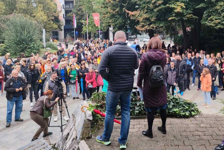 Protest prosvetnih radnika na Gradskom trgu (foto: Kolubarske.rs)