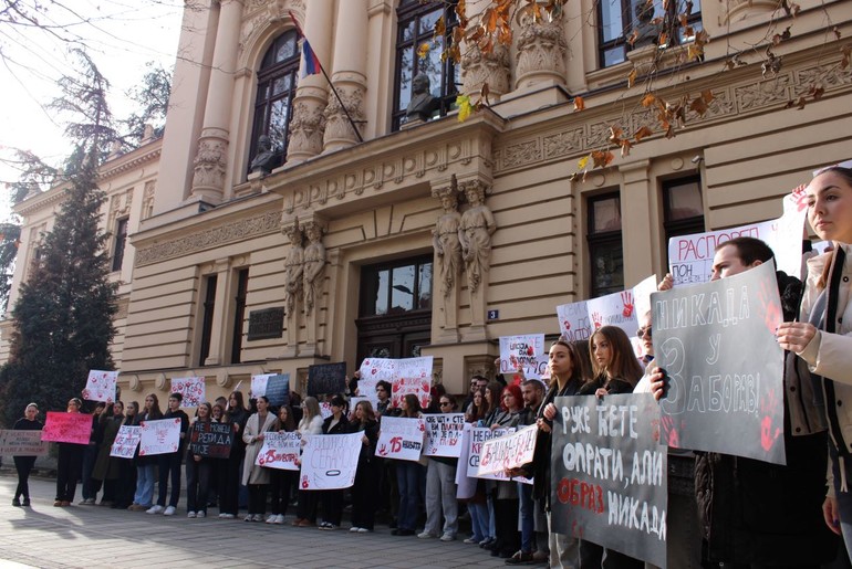 15 minuta tišine ispred Gimnazije (foto: Kolubarske.rs)