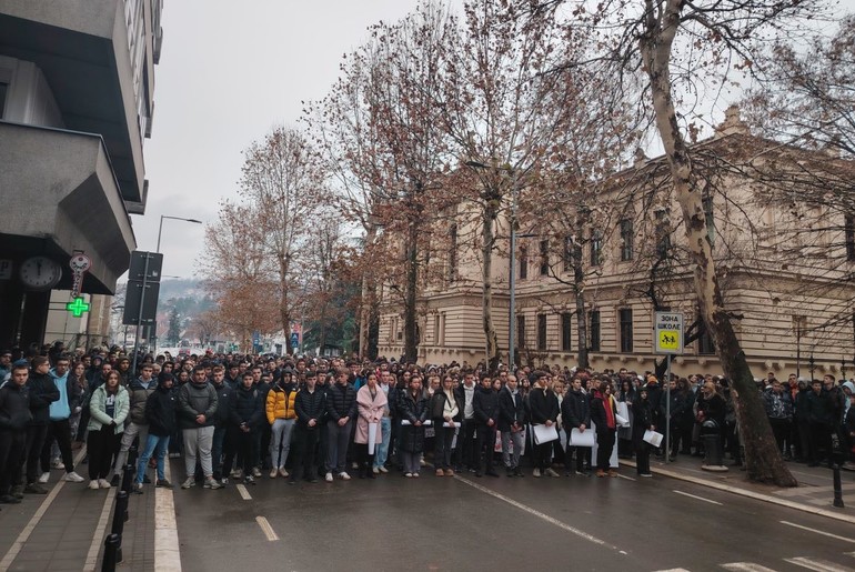 15 minuta tišine ispred Valjevske gimnazije (foto: Kolubarske.rs)