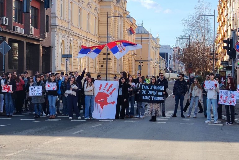 Gimnazijalci - blokada (foto: Kolubarske.rs)