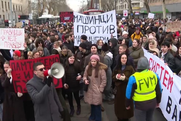 Studenti ispred Pravnog fakulteta (foto: skrinšot TV N1)