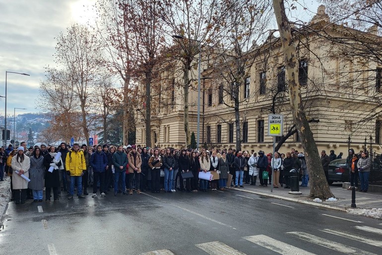 Protest ispred Valjevske gimnazije (foto: Kolubarske.rs)