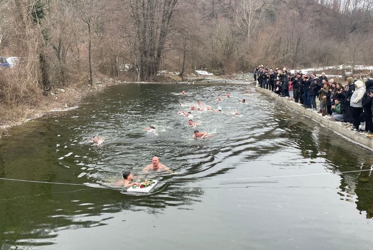 Plivanje za Časni krst u Gornjem Lajkovcu (foto: www.mionica.rs)