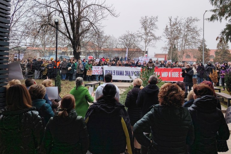 Gimnazijalci i medicinari ispred Doma zdravlja (foto: Kolubarske.rs)