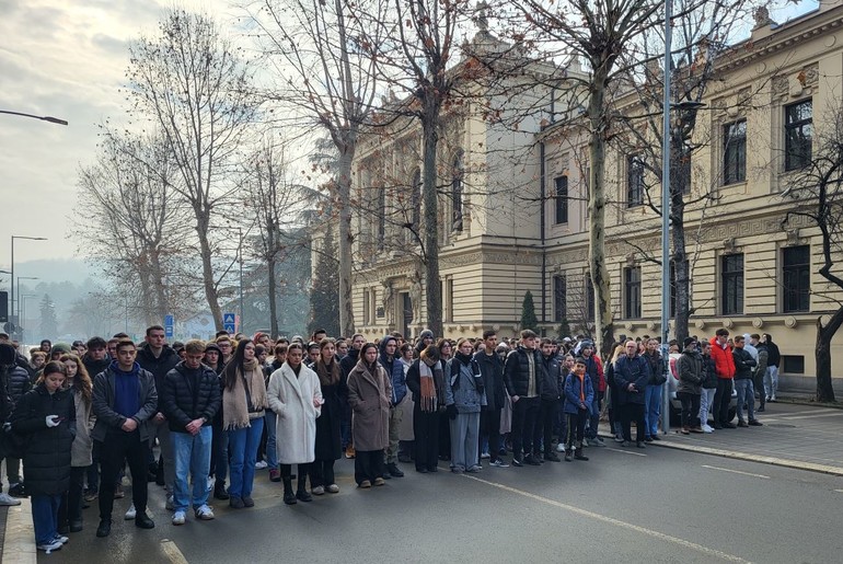 23 minuta tišine ispred Gimnazije (foto: Kolubarske.rs)