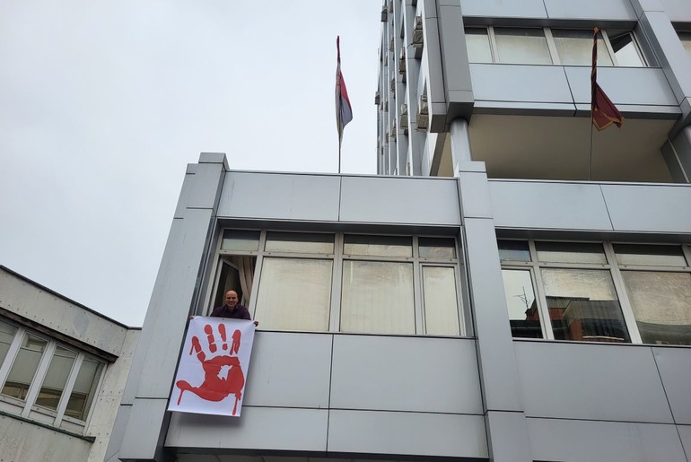 Crveni otisak šake na Gradskoj kući (foto: Kolubarske.rs)