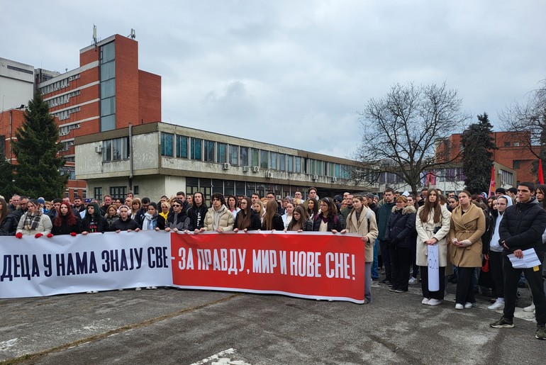 15 minuta tišine u bolničkom krugu (foto: Kolubarske.rs)