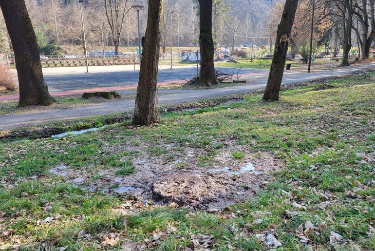 Izlivaju se fekalije u Parku Pećina (foto: Kolubarske.rs)