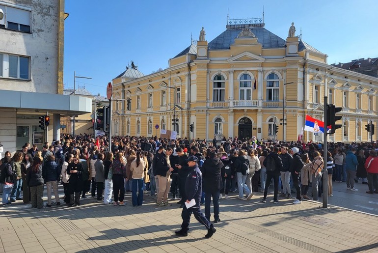 Protest ispred Višeg suda (foto: Kolubarske.rs)