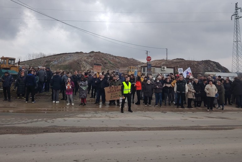 Blokada ulaza u deponiju (foto: Kolubarske.rs)