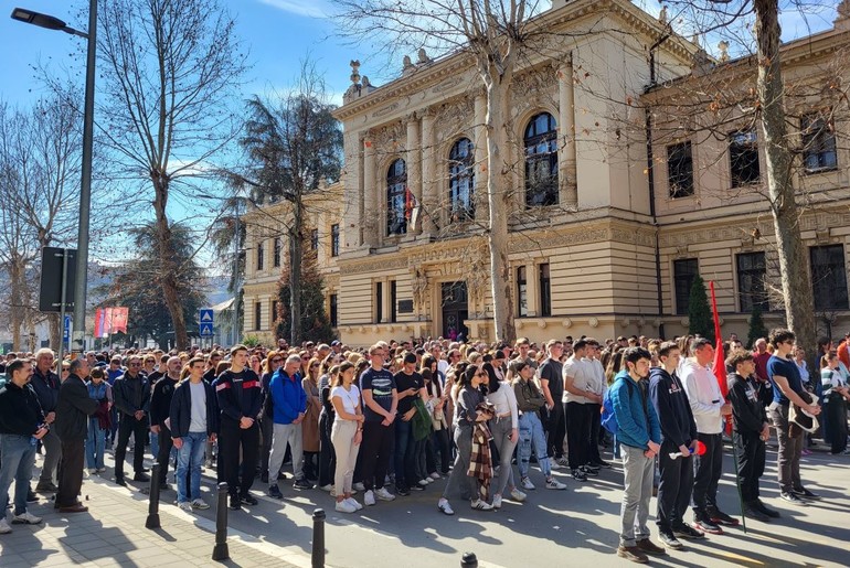 15 minuta tišine ispred Gimnazije (foto: Kolubarske.rs)