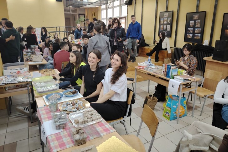 Humanitarni bazar gimnazijalaca