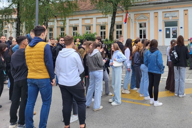 Ispred Medicinske škole